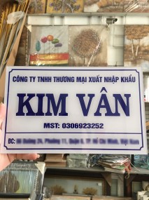 Nền trắng chữ xanh, chữ đen
